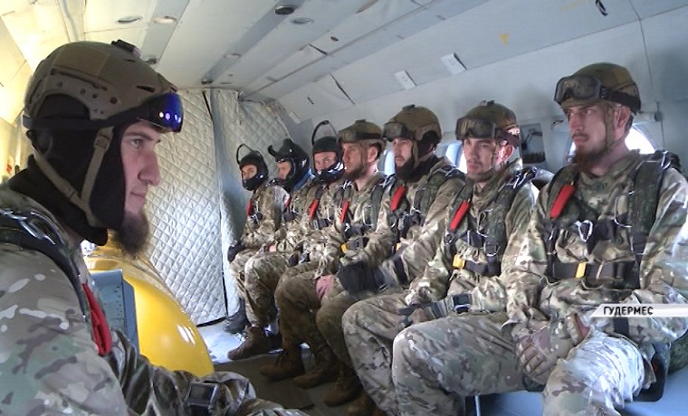 Бойцы чеченского управления Росгвардии готовятся к десантированию на Северный Полюс