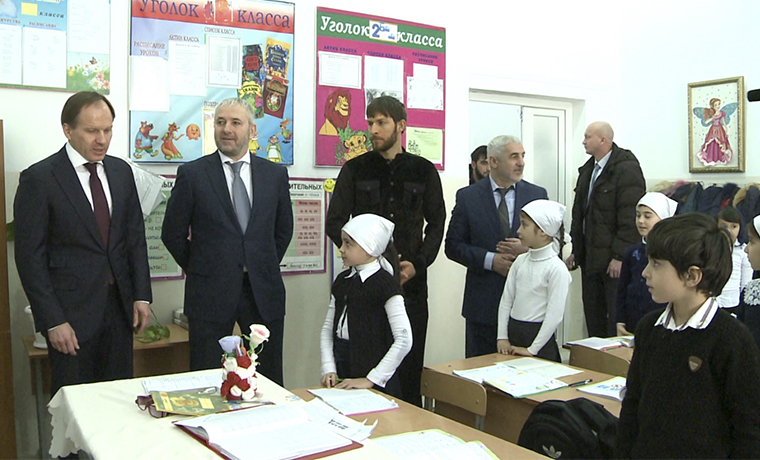 Министр РФ по делам Северного Кавказа Лев Кузнецов посетил в Гудермесе среднюю школу №10 