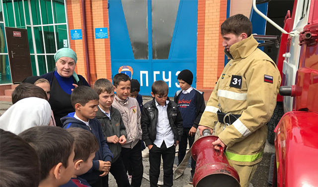 В Чечне для детей провели экскурсии по пожарно-спасательным частям