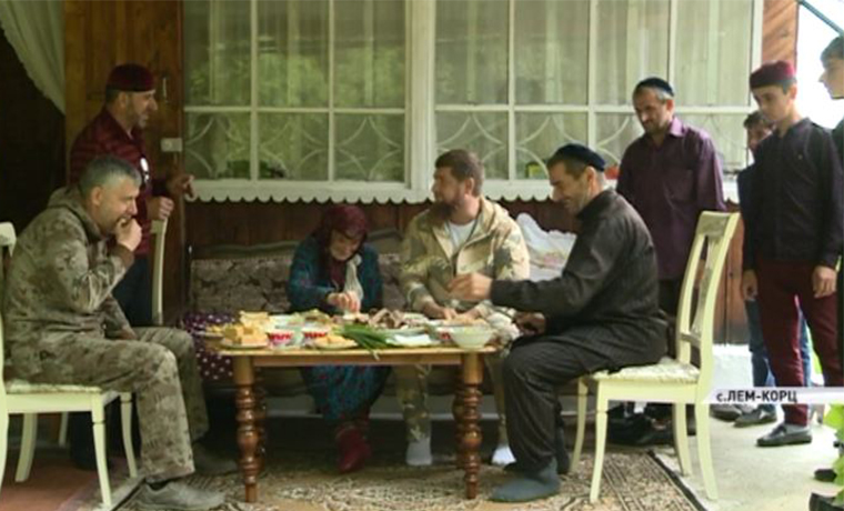 Рамзан Кадыров посетил в Беное одну из долгожительниц Чечни - Зальбику Делимханову