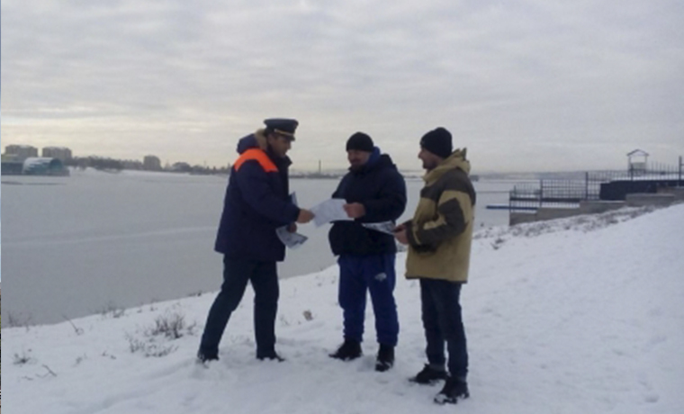 Чеченские спасатели проверяют плотность льда на водоемах республики