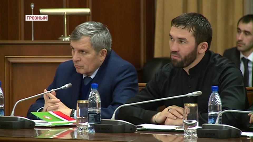 Р. Кадыров провел заседание оргкомитета по подготовке к празднованию Дня Конституции ЧР