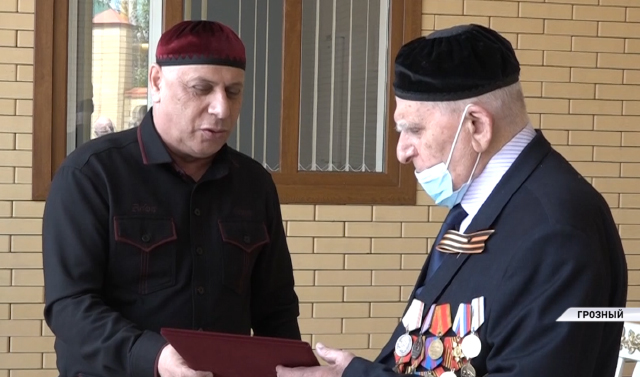 Фонд имени А.-Х. Кадырова подарил труженику тыла из ЧР новый дом