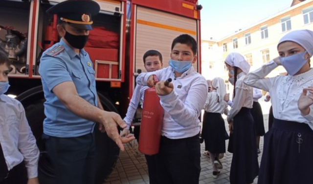Грозненских школьников научили тушить пожары и правильно вести себя у водоемов 