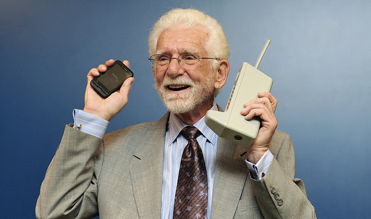 3 апреля в 1973 году работник Motorola Мартин Купер совершил первый звонок с мобильного телефона