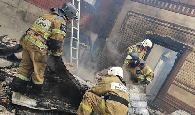 В Шали ликвидирован пожар в мебельном цехе и жилом доме