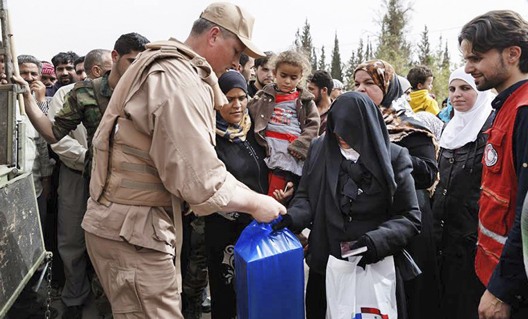 Военные РФ продолжают оказывать гуманитарную  помощь сирийцам