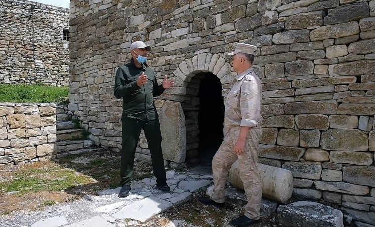 Военнослужащие пресс-службы ОГВ(с) рассказали об историческом объекте «Город Хой»