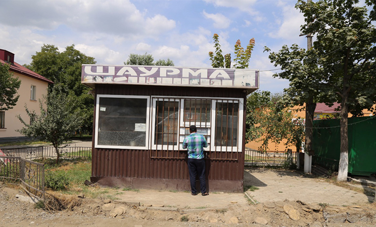 На улицах Грозного продолжается демонтаж несанкционированных рекламных щитов и киосков