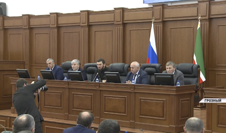В Парламенте Чечни состоялось последнее пленарное заседание осенней сессии