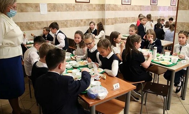 Президент РФ заявил о необходимости допустить родителей к контролю за качеством питания в школах