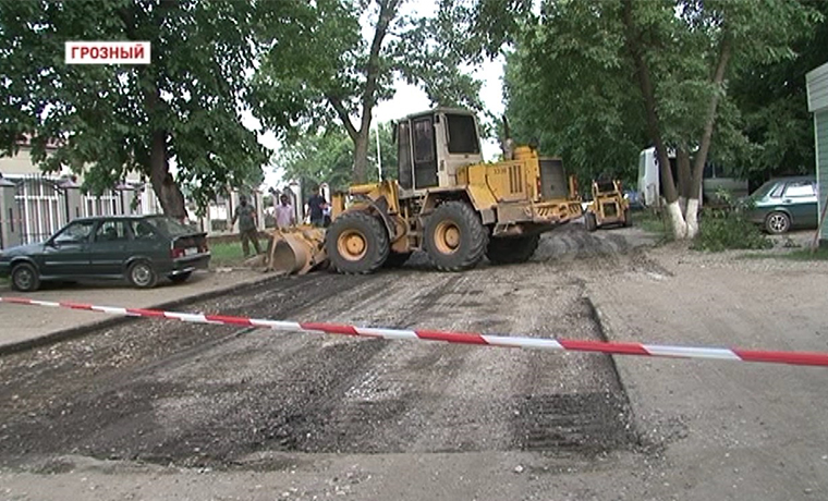 Рабочие реконструируют улицу Федеративную в Грозном