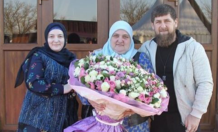 Рамзан Кадыров поздравил с днем рождения старшую сестру Зарган Ахматовну
