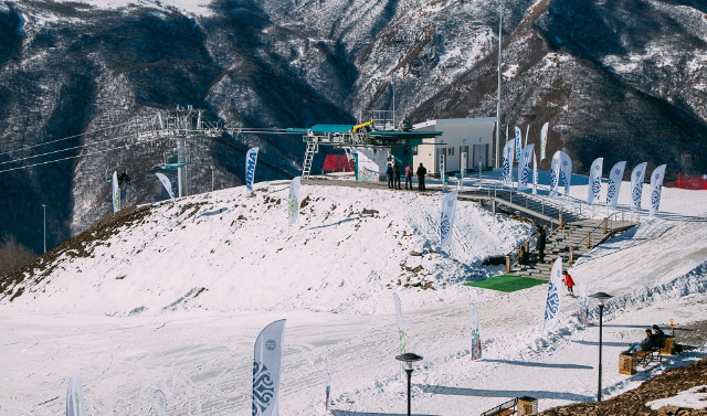 На курорте «Ведучи» завершается монтаж всесезонного лыжного покрытия 