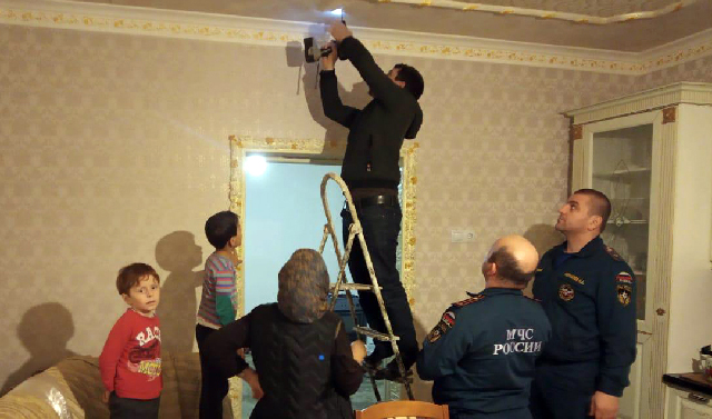 Малообеспеченным семьям в Чечне бесплатно устанавливают пожарные извещатели