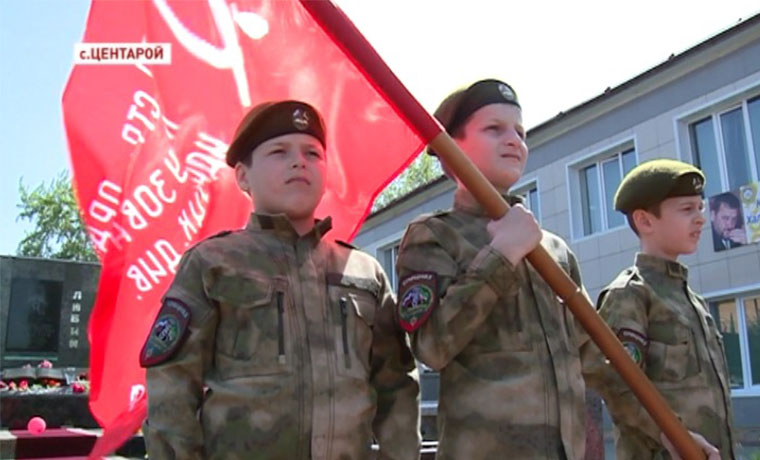 «Знамя Победы» передано учащимся Центароевской школы №1 имени Ахмата-Хаджи Кадырова 