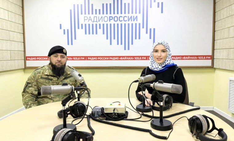 Офицер ОМОН «АХМАТ-1» выступил в очередном эфире ведомственной радиорубрики в Грозном
