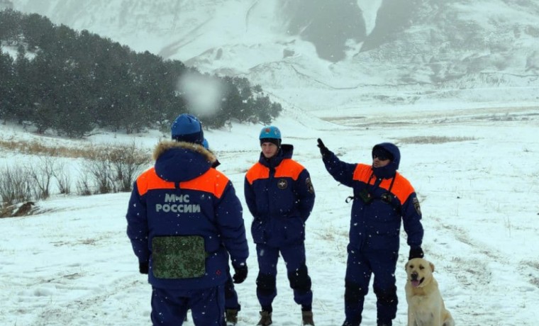 В горах Чеченской Республики спасатели МЧС провели тренировку по спасению пострадавшего
