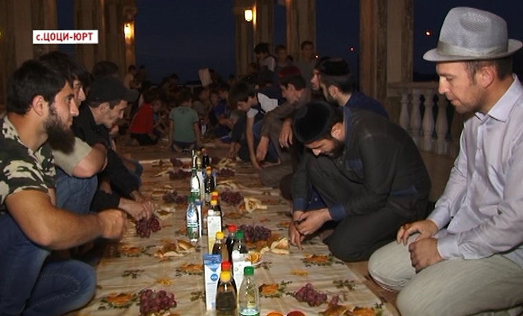 Каждый вечер верующие собираются на коллективный ифтар в мечетях Чечни