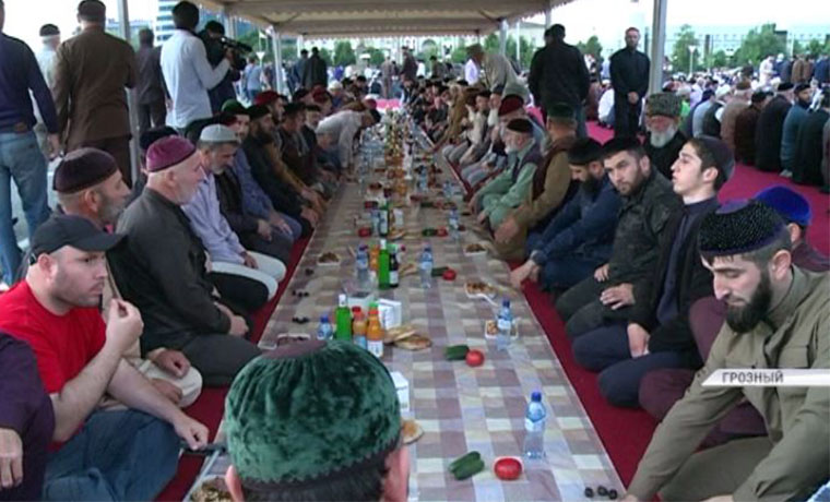 Фонд Кадырова организовал ифтар для более пяти тысяч человек