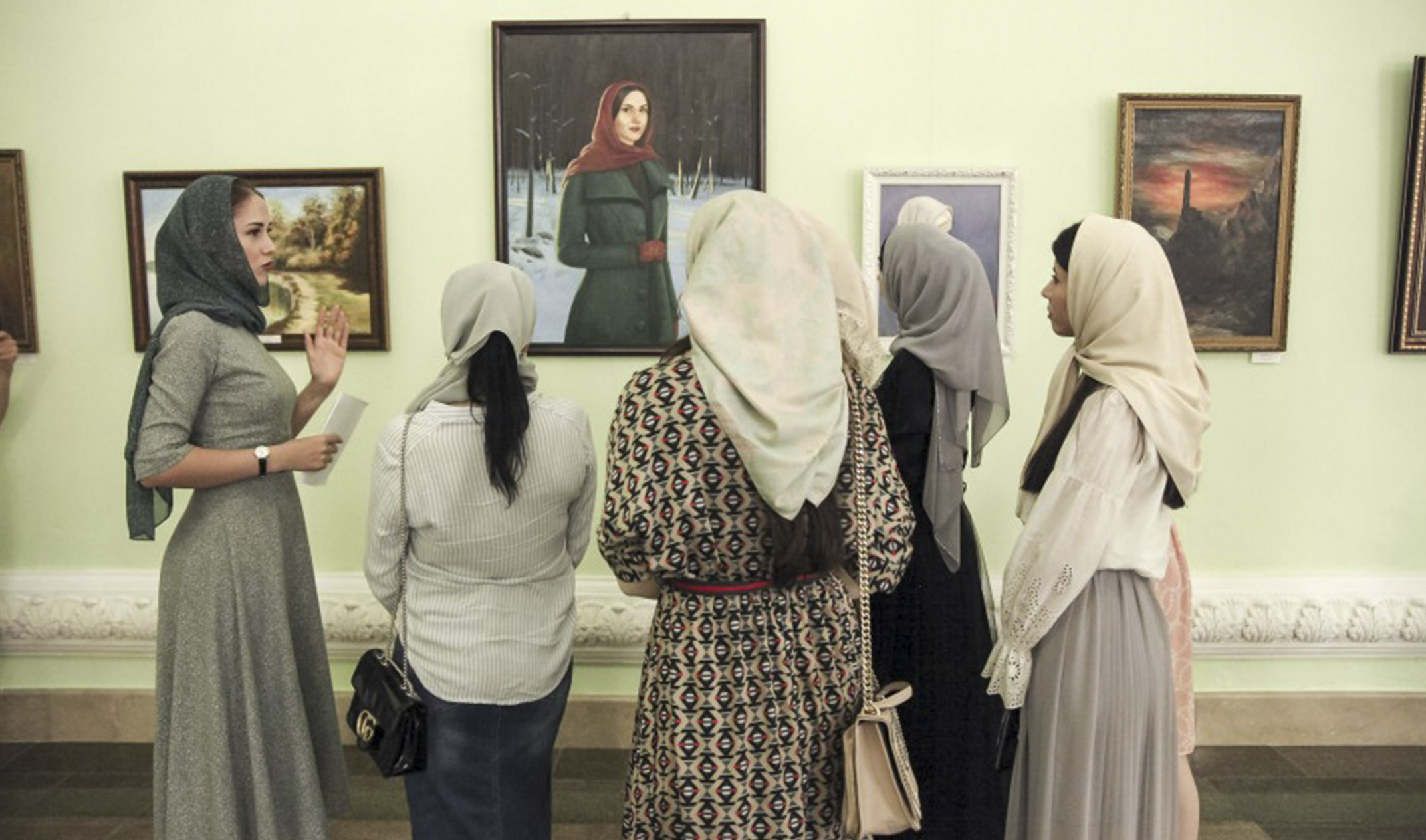 Художница Анжелика Дадаева провела экскурсию для студентов по выставке своих работ