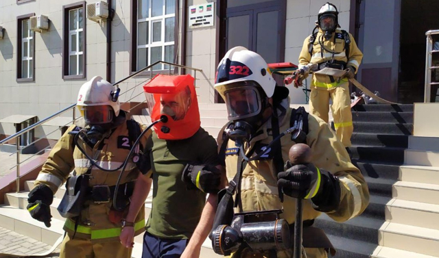 Грозненские пожарные ликвидировали учебный пожар в административном здании