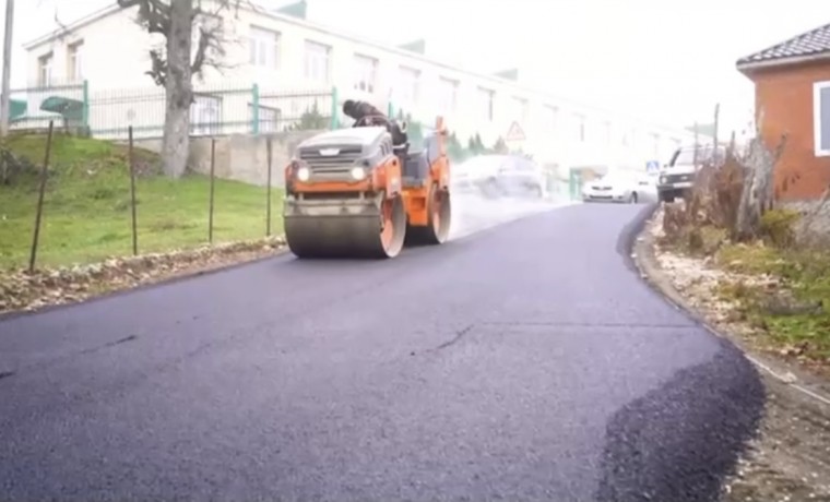 В Хажи-Эвала проводится асфальтирование проблемной дороги на средства РОФ им. А.-Х. Кадырова