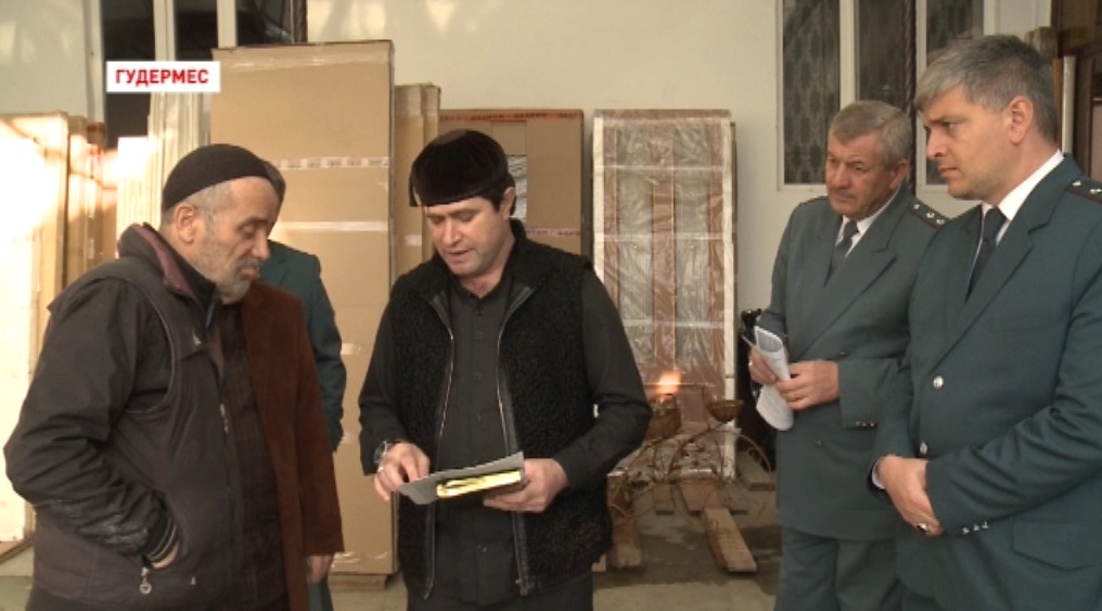 Сотрудники ФНС по Чечне проводят разъяснительную работу с неплательщиками налогов