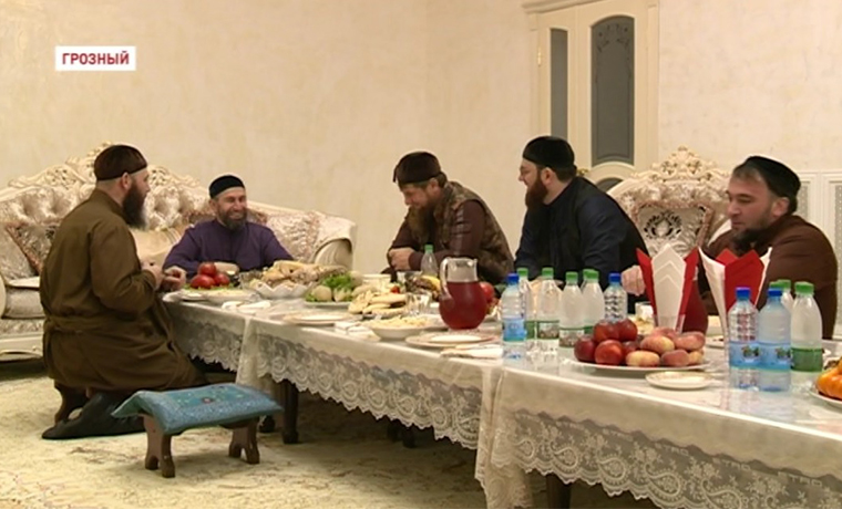 Рамзан Кадыров вместе с соратниками совершил разговение в доме муфтия Чечни Салаха Межиева