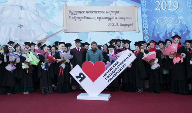 Рамзан Кадыров принял участие в церемонии вручения дипломов выпускникам ЧГУ