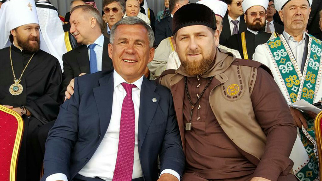 Рамзан Кадыров поздравил жителей Татарстана с Днем Республики 