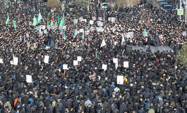 Участники многотысячного митинга в Грозном резко осудили высказывания семьи Янгулбаевых