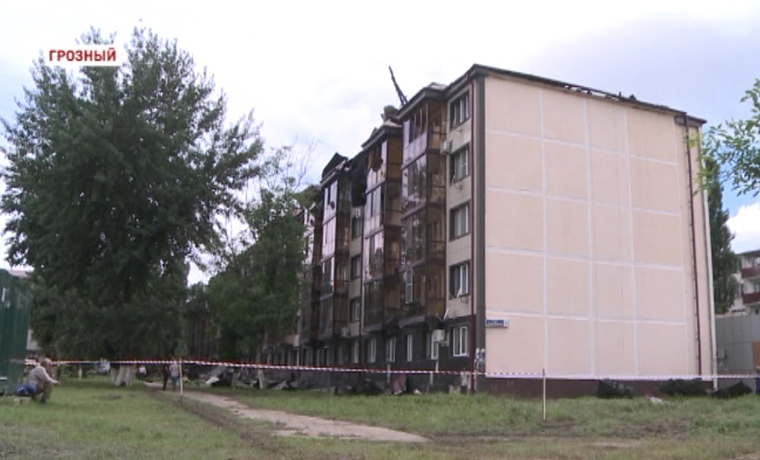 В третьем микрорайоне Грозного ликвидируют последствия возгорания кровли пятиэтажного дома