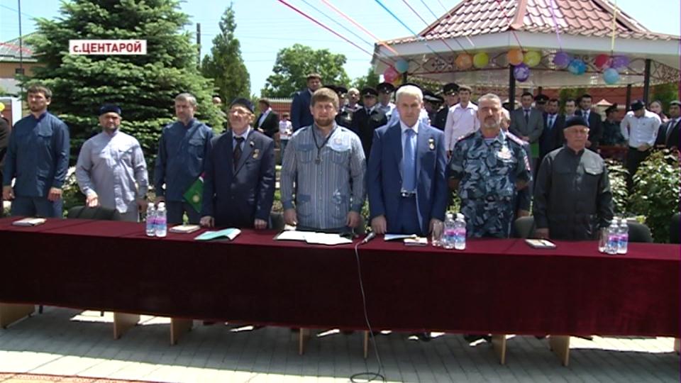 Р.Кадыров в Центарое принял участие в торжественной линейке в честь Последнего звонка