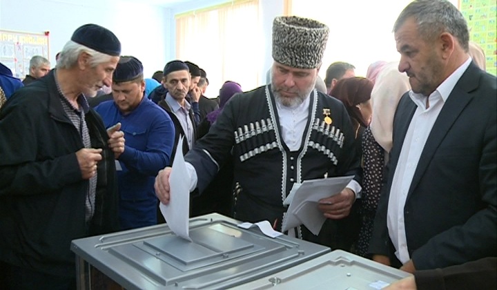 Свои двери в восемь часов утра открыли и избирательные участки Ножай-Юртовского района