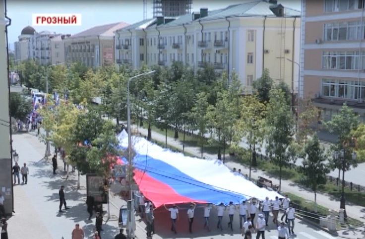 Чеченская молодежь отметила День российского флага шествием с триколором по улицам Грозного