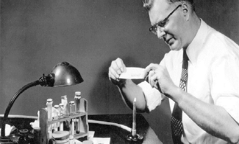 22 октября 1938 году американский изобретатель Честер Карлсон впервые в истории сделал ксерокопию