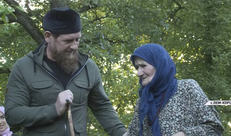 Рамзан Кадыров вместе с религиозными деятелями Чечни посетил Беной