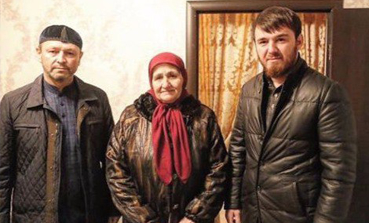 Зулай кадырова. Кадырова зарган ахматовна. Зулай кадырова. Сестра рамзана кадырова зулай. Кадырова зулай ахматовна.