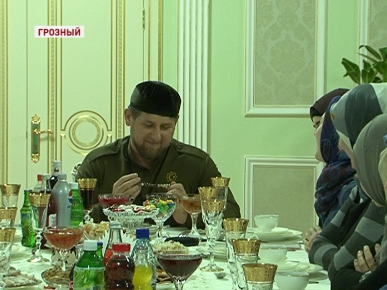 ​​Р. Кадыров встретился с активистками клуба «Иман»