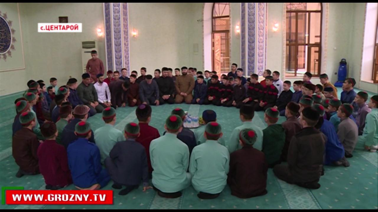 В Центароевской школе хафизов почтили память Ахмата-Хаджи Кадырова 