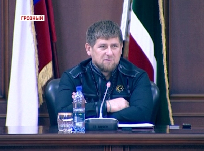 Р. Кадыров вручил документы и ключи от квартир 70 сиротам