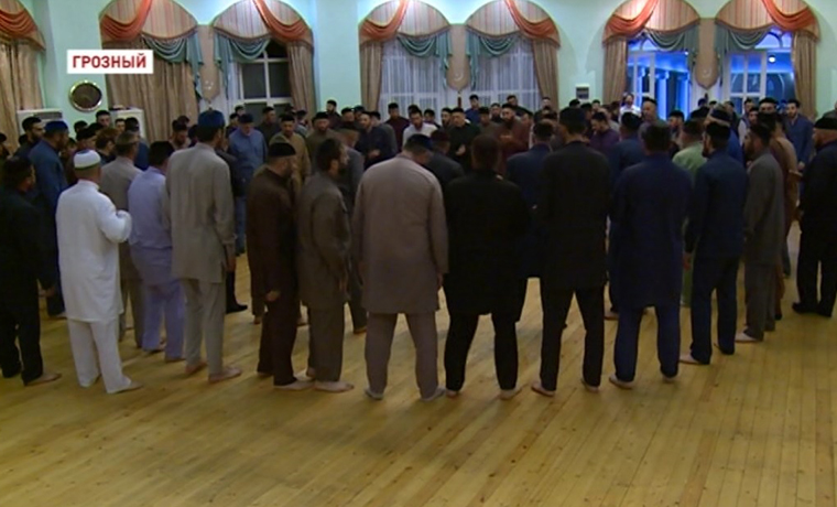 Рамзан Кадыров совершил религиозный обряд зикр с муфтиями регионов СКФО