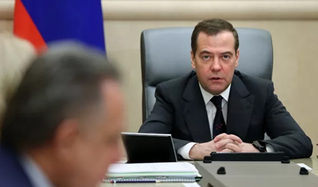 Дмитрий Медведев призвал членов «Единой России» передать свой месячный заработок медикам