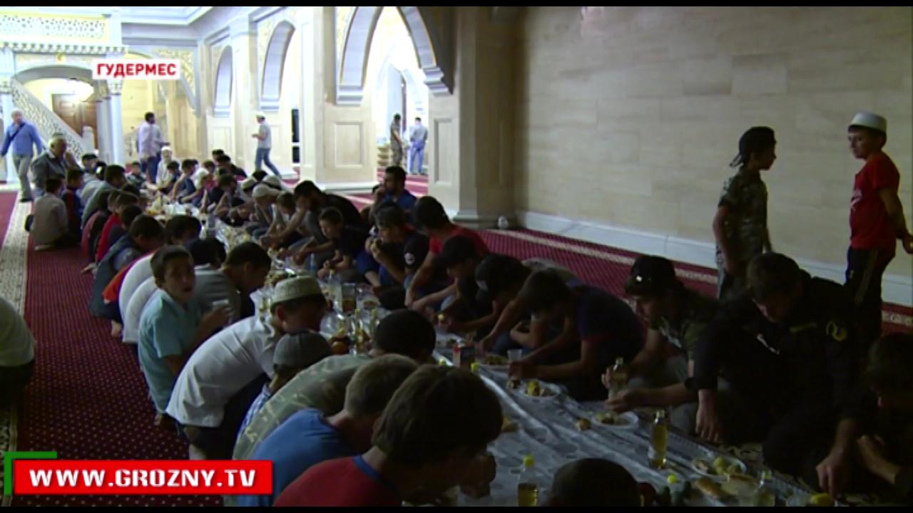 Коллективные ужины в мечетях Чечни способствуют укреплению мусульманской уммы 