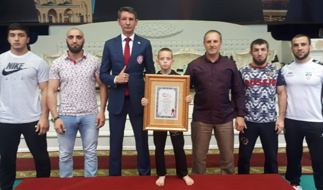 Десятилетний мальчик из Чечни  установил мировой рекорд по отжиманиям от пола 