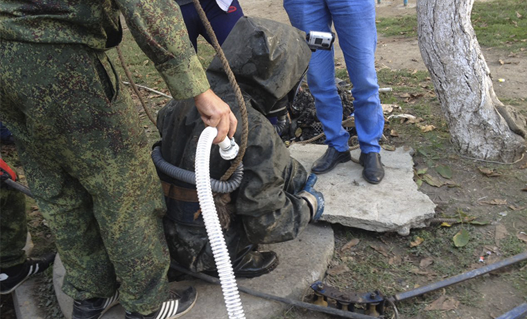 Грозненские коммунальщики ведут работы по ликвидации засора на канализационном коллекторе