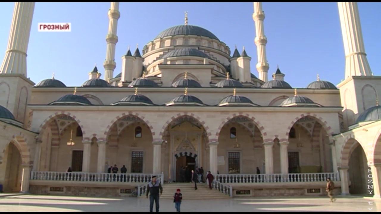 В Центральной мечети Грозного выставили реликвии в честь праздника Ид аль-Адха
