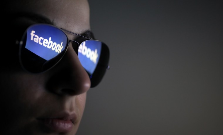 Facebook планирует выпустить "умные" очки Ray-Ban