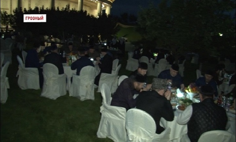 Рамзан Кадыров пригласил более двухсот соратников для совершения ифтара